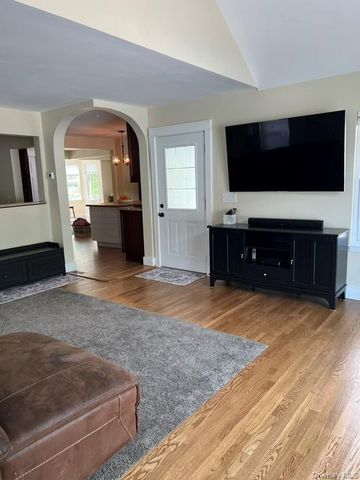 25 Sunny Road, Saint James, NY 11780
