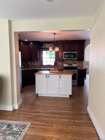 25 Sunny Road, Saint James, NY 11780