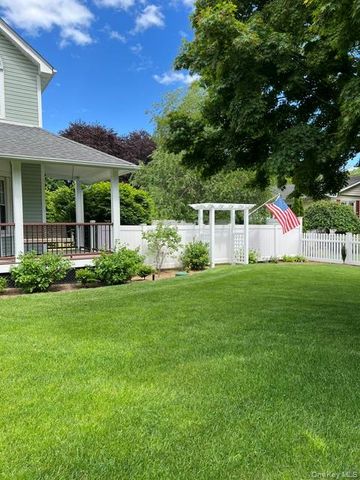 25 Sunny Road, Saint James, NY 11780