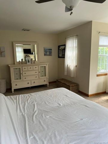 25 Sunny Road, Saint James, NY 11780