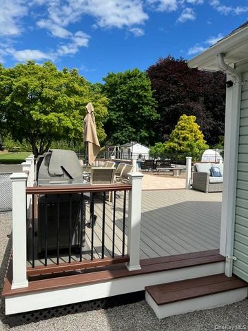 25 Sunny Road, Saint James, NY 11780