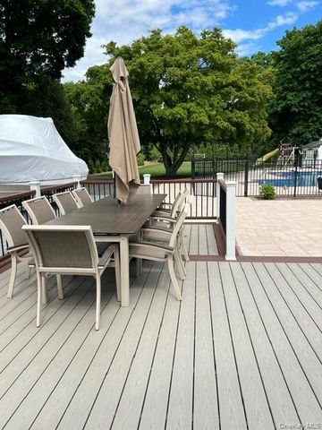 25 Sunny Road, Saint James, NY 11780