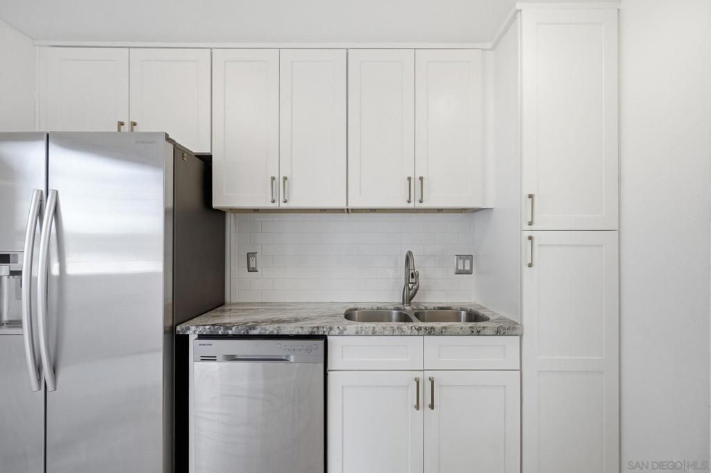 Image 10 of property listing at 3262 Ashford St F, San Diego, CA 92111