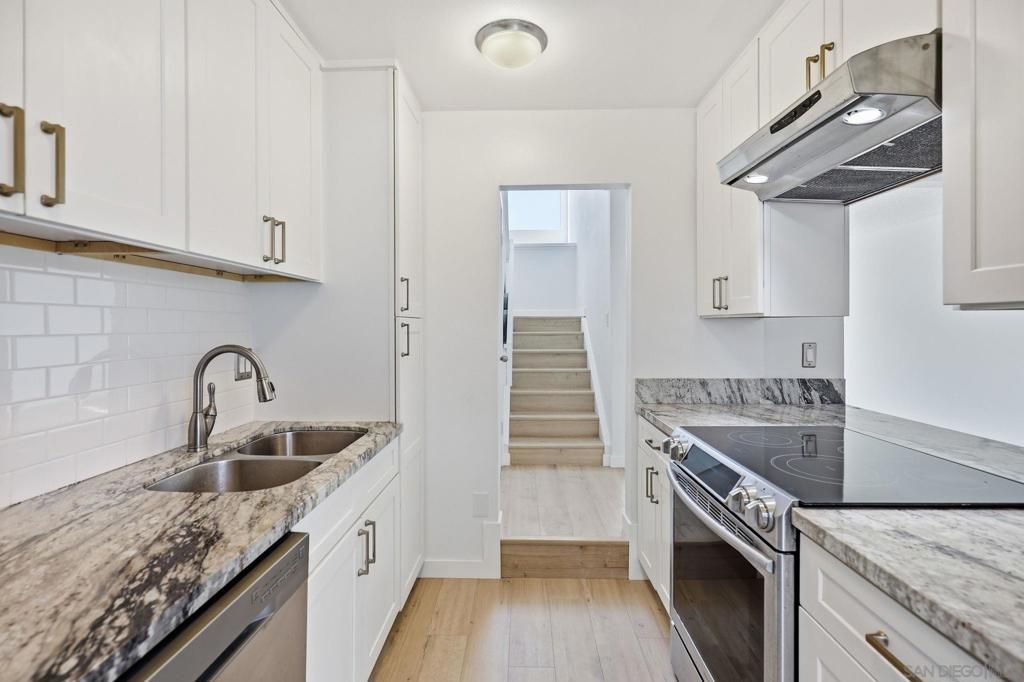 Image 9 of property listing at 3262 Ashford St F, San Diego, CA 92111