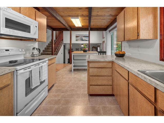 8825 Sw SORRENTO Rd, Beaverton, OR 97008