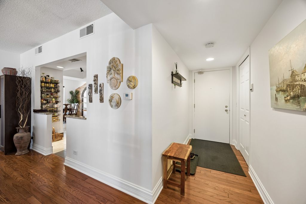 8350 W Addison Street 301, Chicago, IL 60634 — photo 2