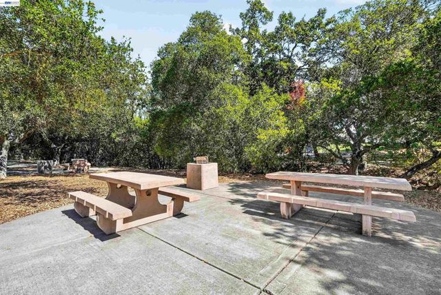 7776 Knollbrook Dr, Pleasanton, CA 94588