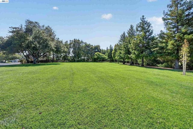 7776 Knollbrook Dr, Pleasanton, CA 94588
