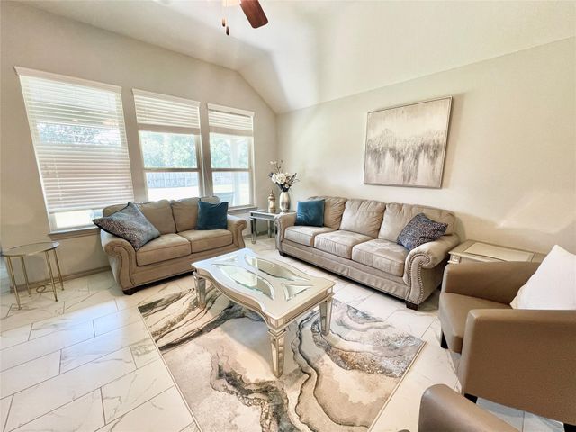 6 Log House Court, Tomball, TX 77375