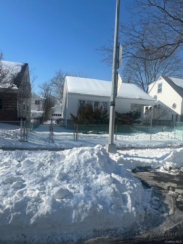 7950 262nd Street, Glen Oaks, NY 11004