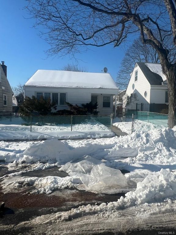 7950 262nd Street, Glen Oaks, NY 11004