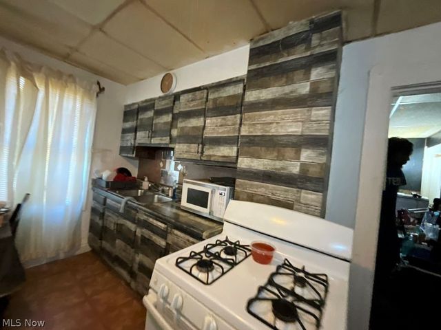 5911 Lexington Avenue, Cleveland, OH 44103