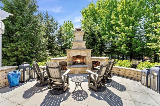 24775 W 98th Street, Lenexa, KS 66227