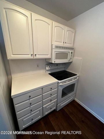 106 E Edinburgh Lane, Lakewood, NJ 08701