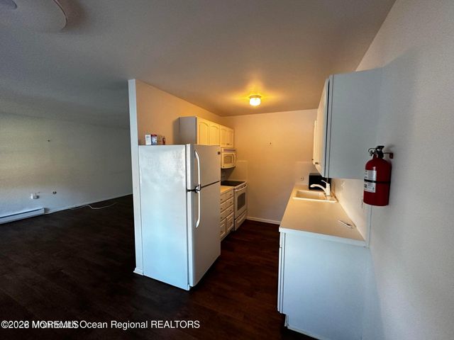 106 E Edinburgh Lane, Lakewood, NJ 08701