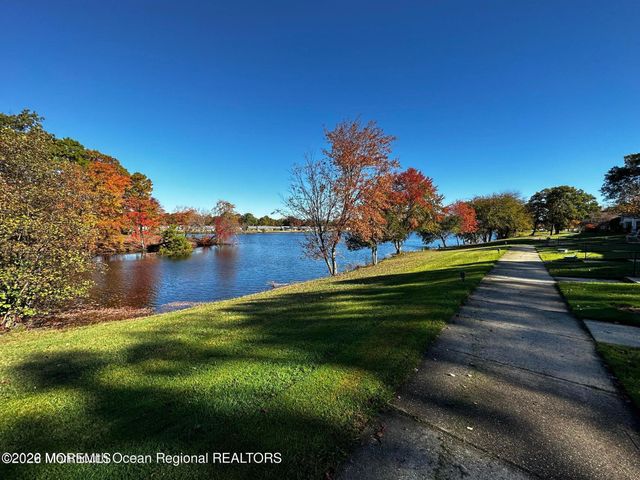 106 E Edinburgh Lane, Lakewood, NJ 08701