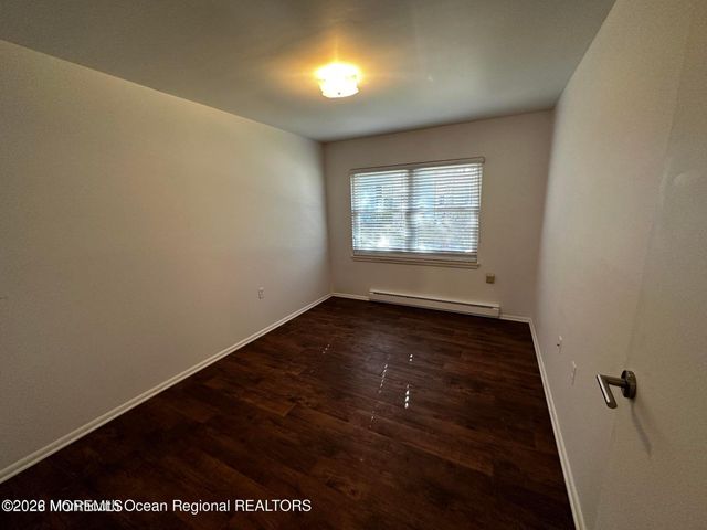 106 E Edinburgh Lane, Lakewood, NJ 08701