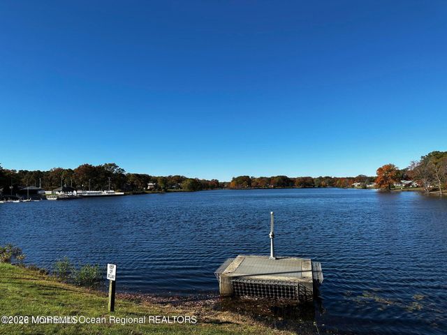 106 E Edinburgh Lane, Lakewood, NJ 08701