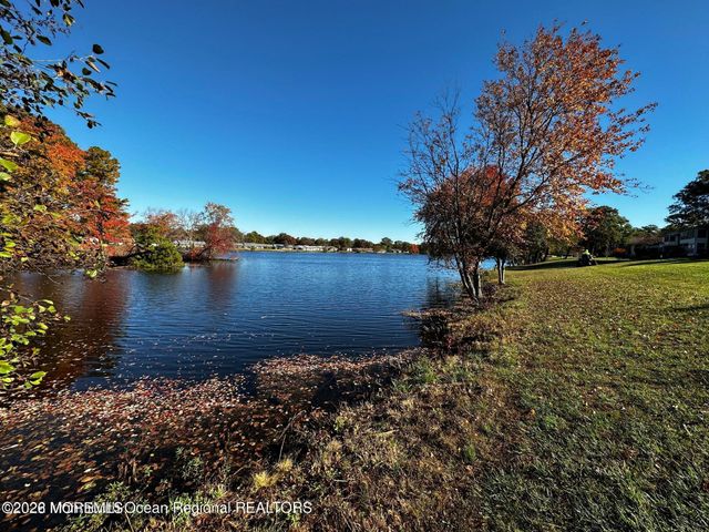 106 E Edinburgh Lane, Lakewood, NJ 08701