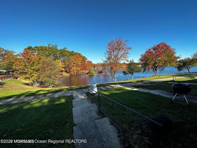 106 E Edinburgh Lane, Lakewood, NJ 08701