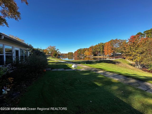 106 E Edinburgh Lane, Lakewood, NJ 08701
