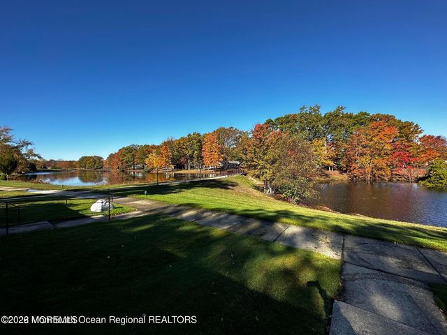 106 E Edinburgh Lane, Lakewood, NJ 08701
