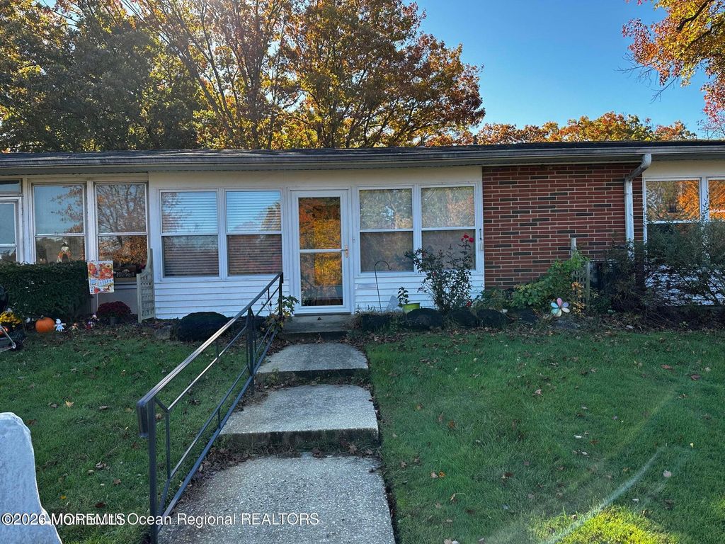 106 E Edinburgh Lane, Lakewood, NJ 08701