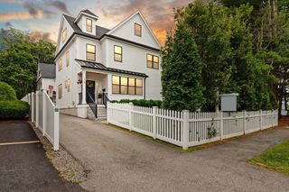 218 Hillside Avenue 218, Needham, MA 02494