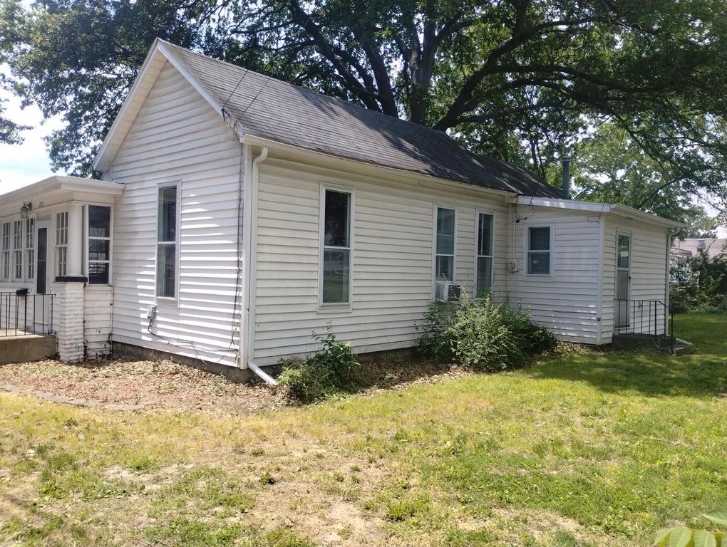 Image 3 of property listing at 207 N 8th Street, Mt Vernon, IL 62864