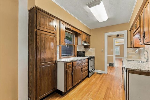 5817 Oak Street, Kansas City, MO 64113