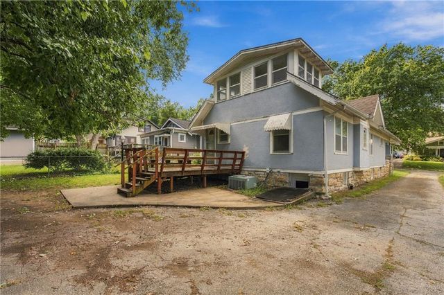 5817 Oak Street, Kansas City, MO 64113