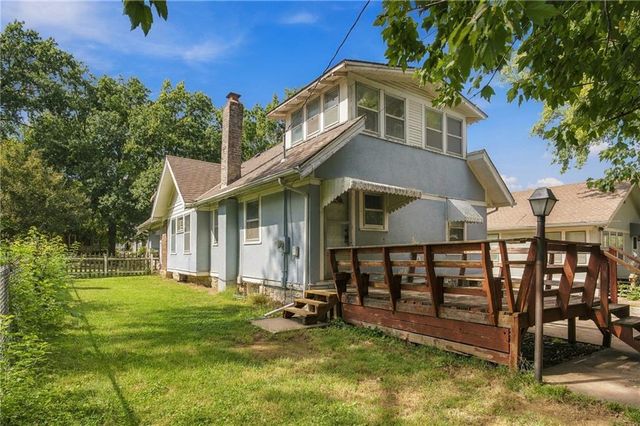 5817 Oak Street, Kansas City, MO 64113