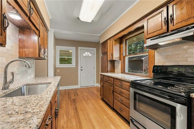 5817 Oak Street, Kansas City, MO 64113