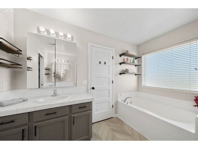 20152 CHANTICLEER Pl, Oregon City, OR 97045