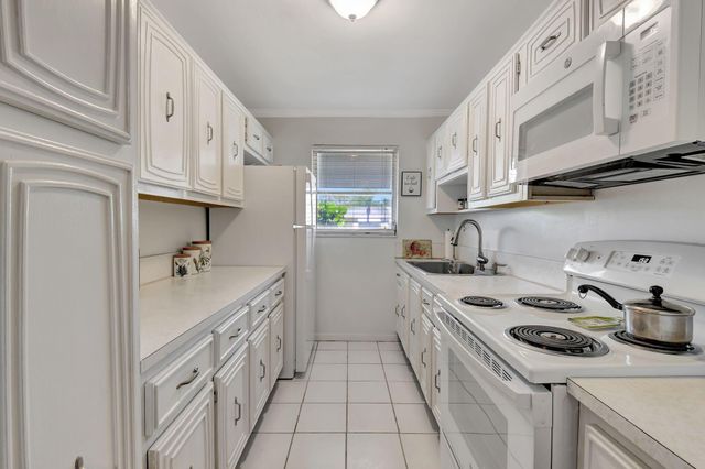 170 High Point Terrace E Apt B, Delray Beach, FL 33445