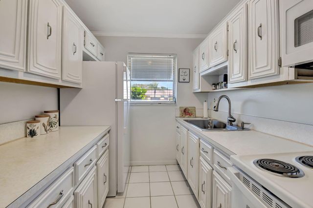 170 High Point Terrace E Apt B, Delray Beach, FL 33445