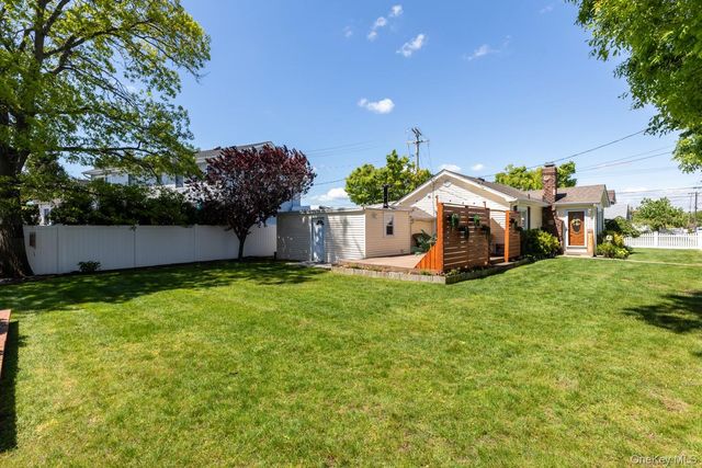 102 Garfield Place, Massapequa, NY 11758