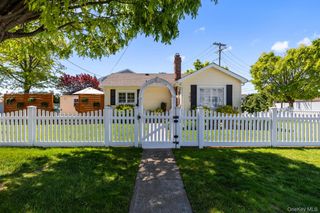 102 Garfield Place, Massapequa, NY 11758