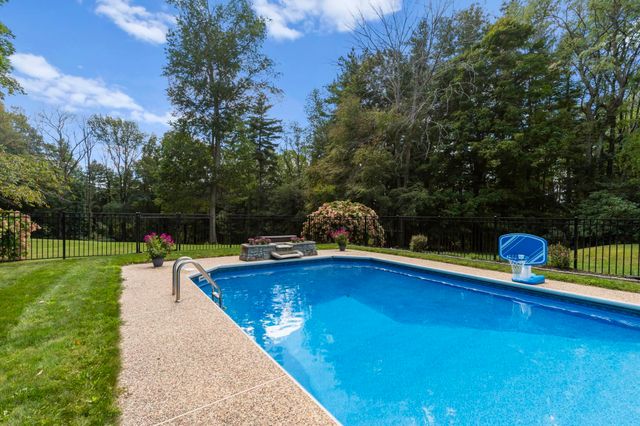 68 Stumpfield Road, Kensington, NH 03833