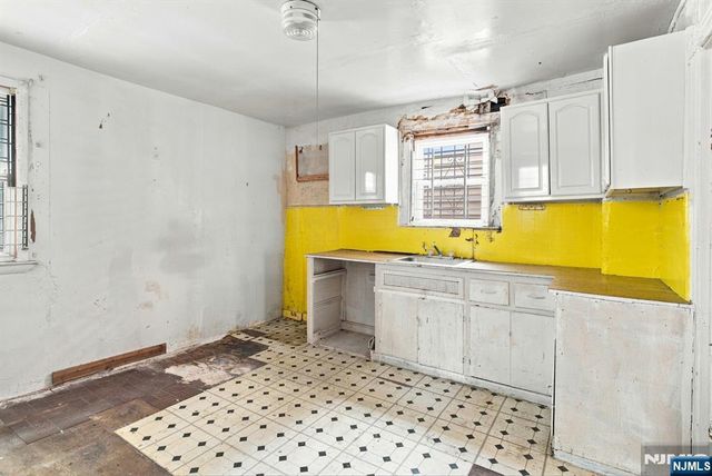 800 S 15th Street, Newark, NJ 07108