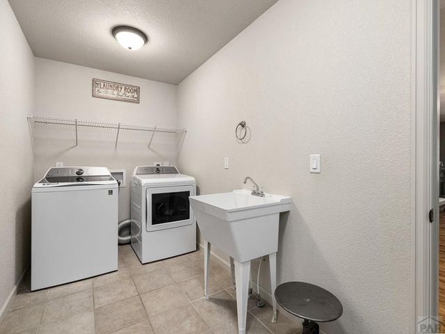 5114 Lynn Meadows Dr, Pueblo, CO 81005