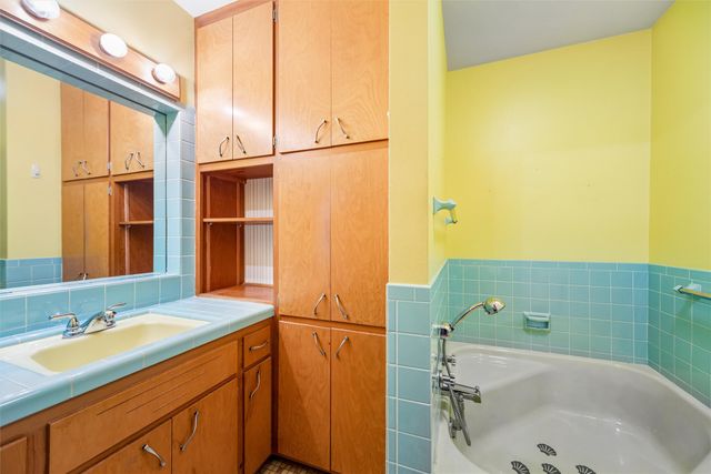 3629 Oakcrest Drive, Des Moines, IA 50310