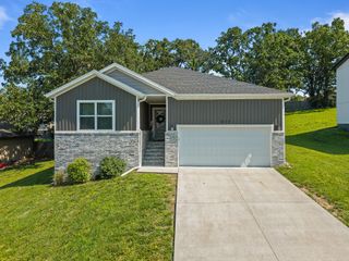 977 East Daisy Falls Drive, Nixa, MO 65714