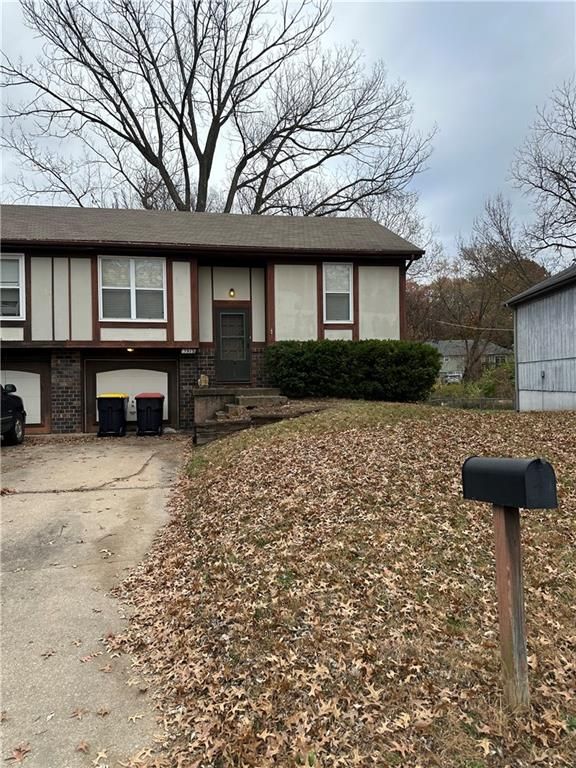 5913 NW Creekview Drive, Parkville, MO 64152