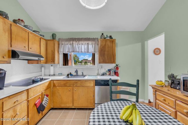 20 Fairfield Drive, Tinton Falls, NJ 07724