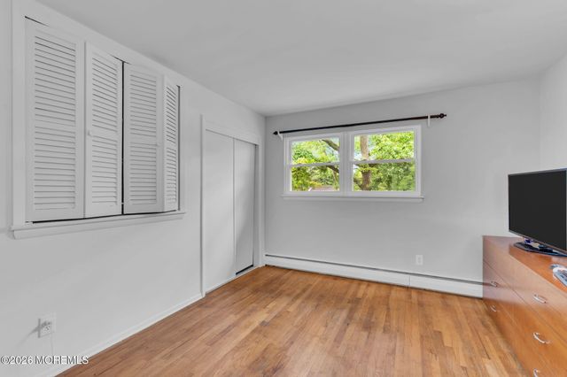 20 Fairfield Drive, Tinton Falls, NJ 07724