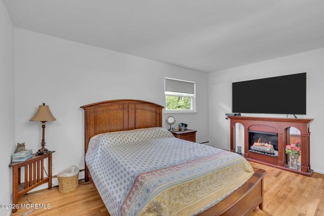 20 Fairfield Drive, Tinton Falls, NJ 07724