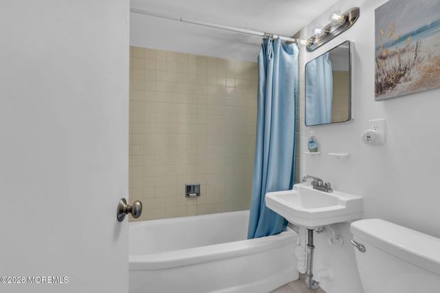 20 Fairfield Drive, Tinton Falls, NJ 07724