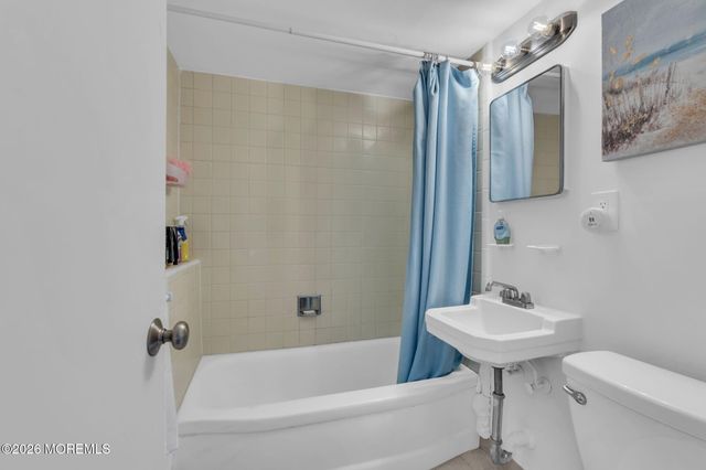 20 Fairfield Drive, Tinton Falls, NJ 07724