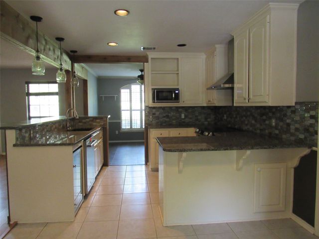 1048 Eagle Canyon Drive, China Spring, TX 76633